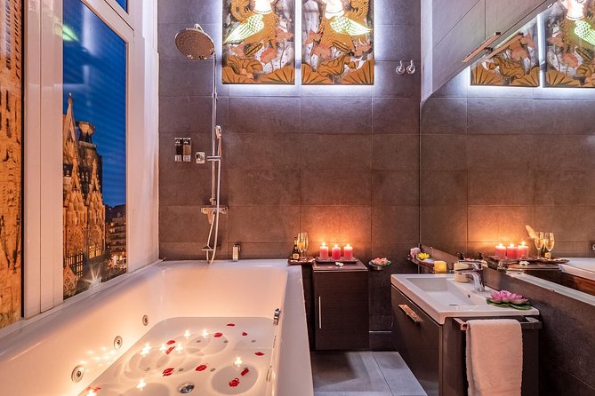 60 min Couple's Massage to choose and 30 min Floral Bath at THAI SPA MASSAGE - The 30-minute floral bath in a Jacuzzi: the cooldown phase that matters
