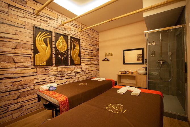 60 min Couple's Massage to Choose and 30 min Floral Bath THAI MASSAGE ALURA - The 60-Minute Couple’s Thai Massage: two masseurs, two choices