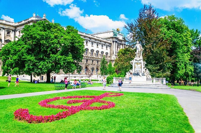 A box for a romantic walk in the city center of Vienna - Key highlights before you go