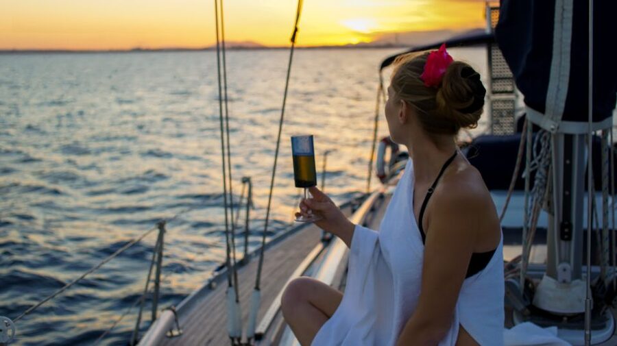 Alcudia: Romantic Sailing Trip with Diner for 2 - Sailing Back at Sunset: When the Evening Turns Romantic
