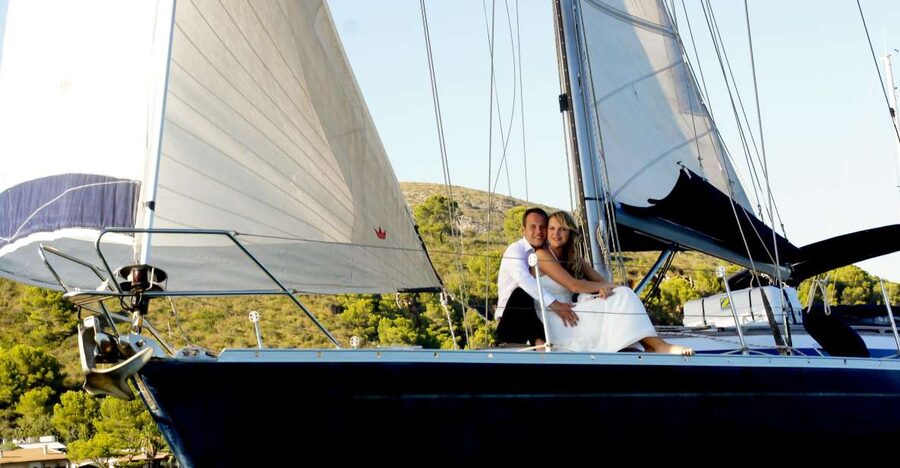 Alcudia: Romantic Sailing Trip with Diner for 2 - Meeting at Restaurante Bonaire in Camí Vell de la Victòria
