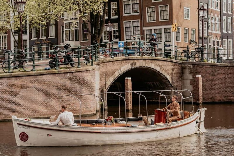 Amsterdam: Private Romantic Canal Cruise w. Prosecco/Snacks - On-board comfort: blankets, heating, and the couple-first layout