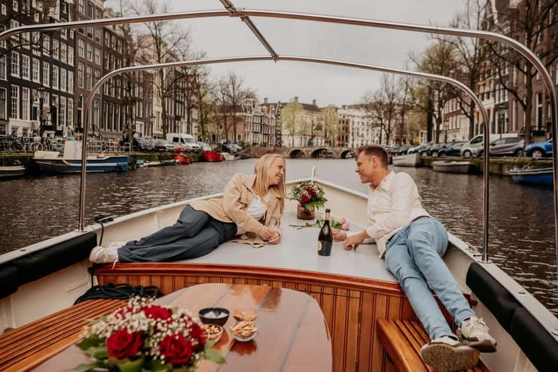 Amsterdam: Private Romantic Canal Cruise w. Prosecco/Snacks - Guides and captains: the difference between a ride and an experience