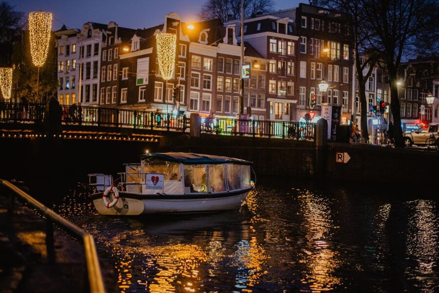 Amsterdam: Private Romantic Evening Boat Tour with Prosecco - Stop-by-Stop: From Grachtengordel to Reguliersgracht Photo Magic