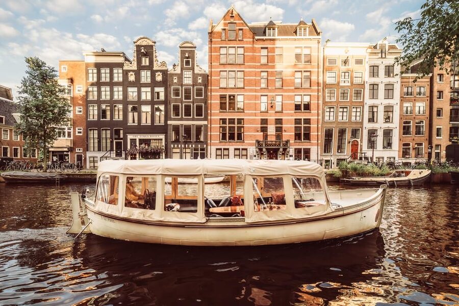 Amsterdam: Private Romantic Evening Boat Tour with Prosecco - Lijnbaansgracht and Prinsengracht: Fast Photo Stops With Big Payoff