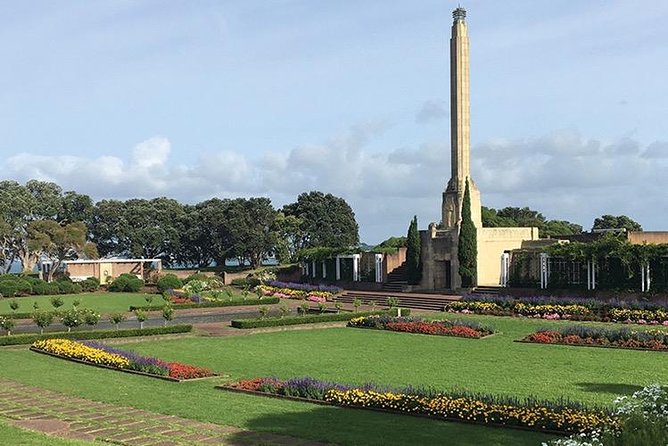 Auckland City Private Tour for Couples. Be chauffeur driven with added extras. - Maungawhau / Mount Eden: the viewpoint that gives you bearings fast