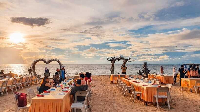 Bali: Jimbaran Bay Romantic Spa and Seafood Sunset Dinner - The Big Moment: Jimbaran Sunset Over the Water