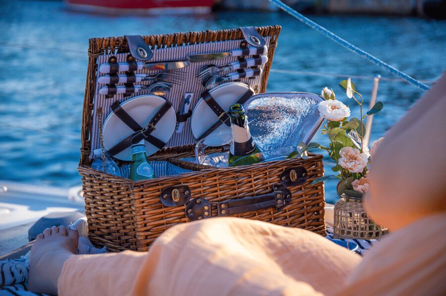 Barcelona: Private Romantic Sailing Tour with Drinks - Cava, snacks, and the skipper’s role in your romantic tone