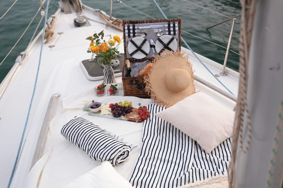 Barcelona: Private Romantic Sailing Tour with Drinks - Price and value for two: is $349 worth it?