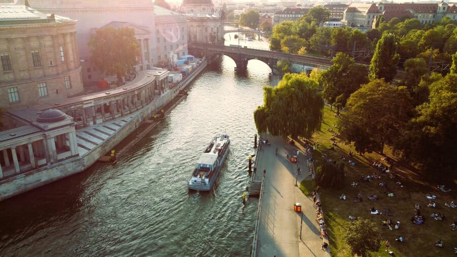 Berlin: Evening Boat Cruise – Romance & Moonlight - Why a Spree night cruise feels special in Berlin