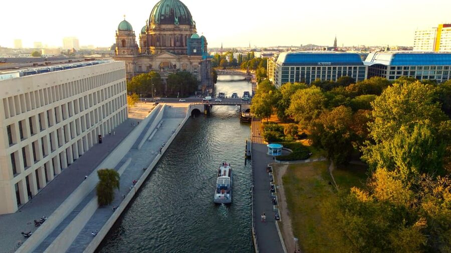 Berlin: Evening Boat Cruise – Romance & Moonlight - The route: a smooth pass by Berlin’s major icons