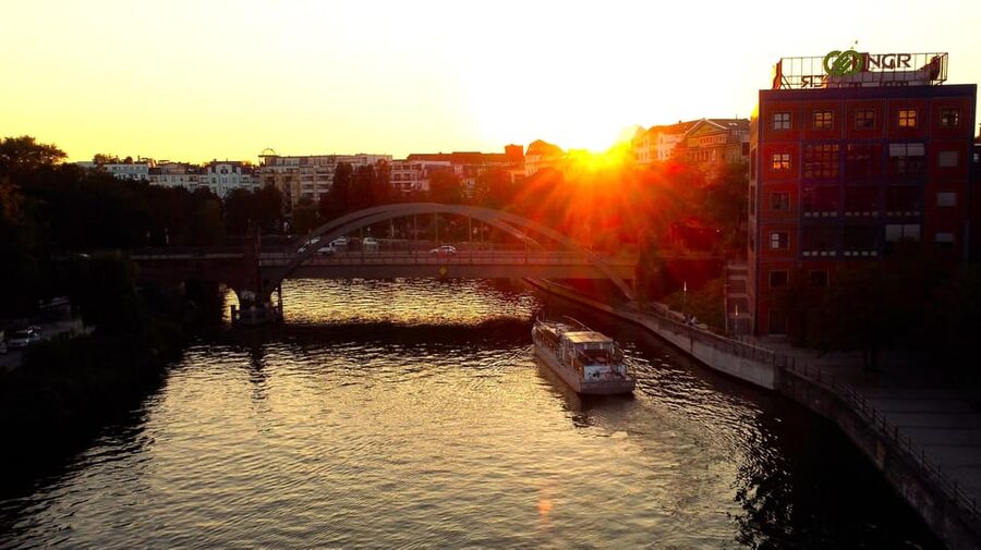 Berlin: Evening Boat Cruise – Romance & Moonlight - Stop by stop: what each stretch feels like