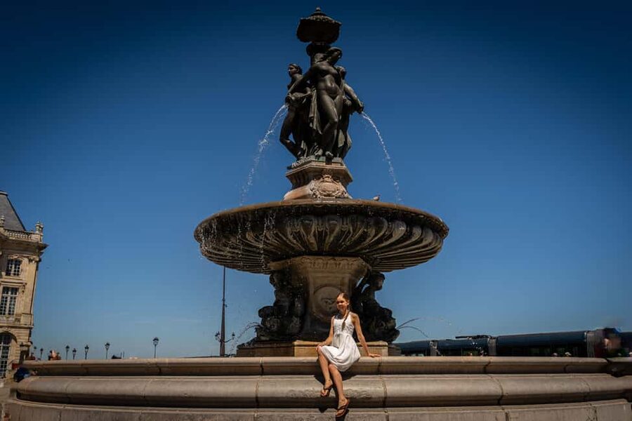 Bordeaux Photographer : Romantic or Family or Friends - Getting Comfortable: Posing Help That Doesn’t Feel Awkward
