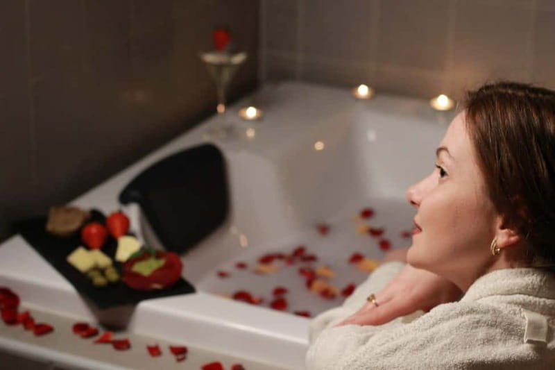 BUDAPEST, Day Spa : Couples Massage with Roses Bubble Bath - How the 3-Hour Couples Package in Budapest Works