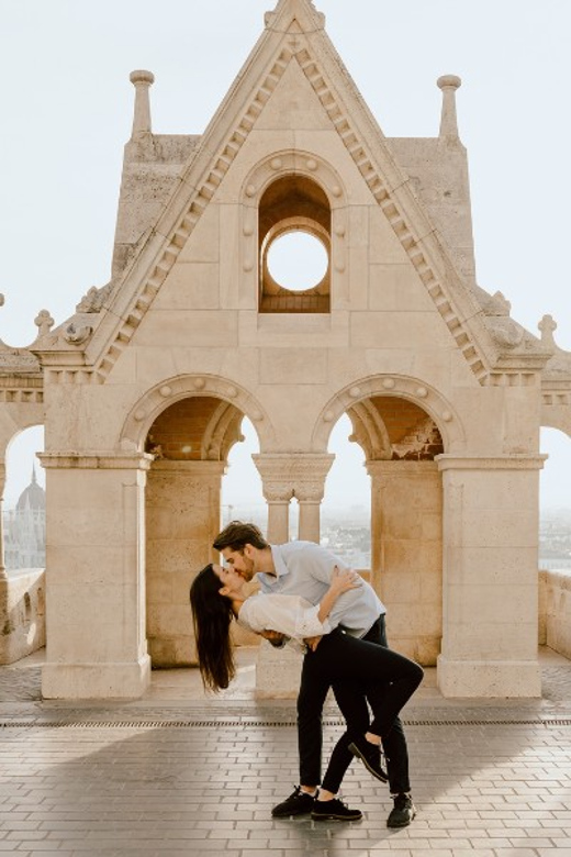 Budapest: romantic photoshoot at Buda's iconic sightseeings - How the 45-minute couples photoshoot actually plays out