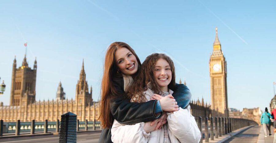 Couple’s photo: Romantic photoshoot in London - Who runs the show: professional photographers who know the Westminster look