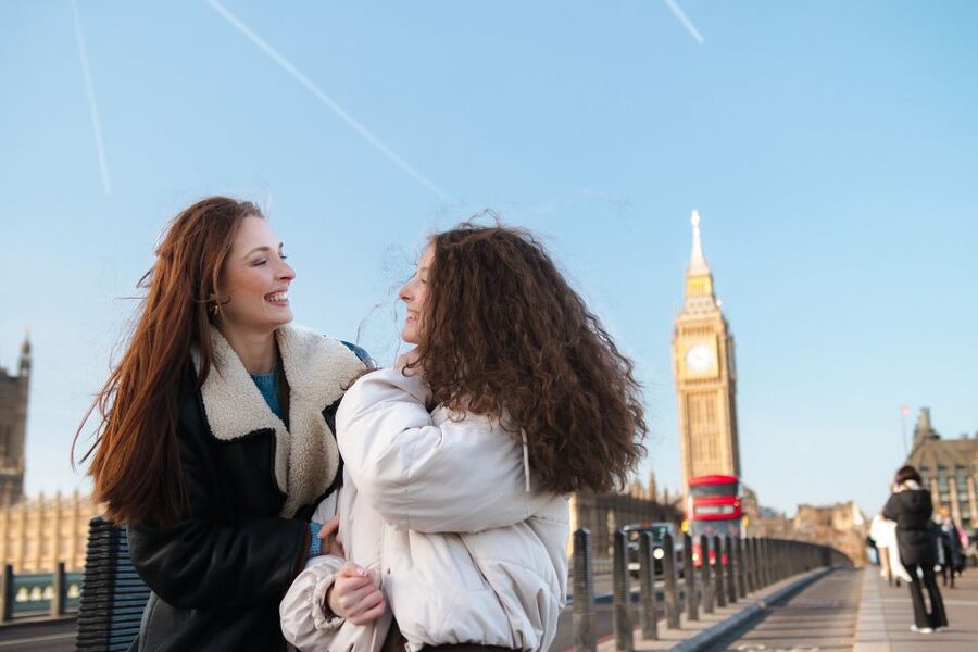 Couple’s photo: Romantic photoshoot in London - Getting posed without feeling posed: what the photographer coaching really changes
