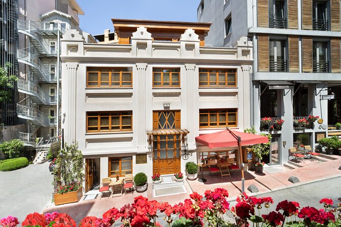 Çukurcuma Hamamı 1831 - Boutique Hammam for Couples - Lounge time with detox water, sweets, and herbal tea
