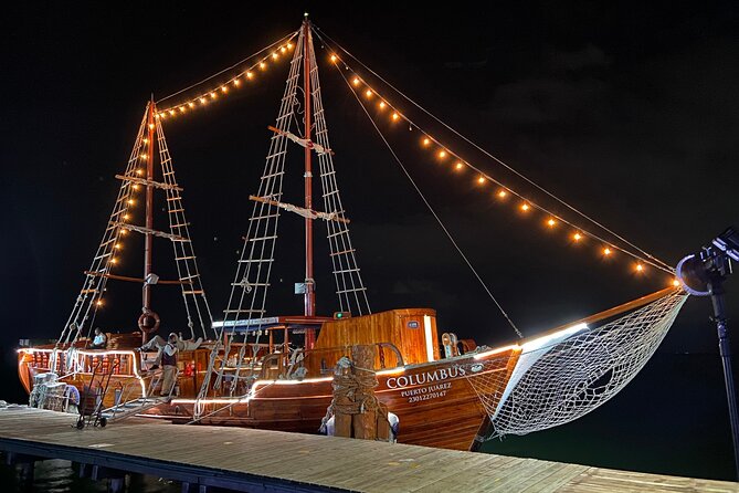 Feel the love on a romantic dinner at Cancun sea, with live music and open bar. - Boarding at Marina Aquatours and Pickup Reality