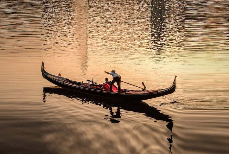 Hamburg Alster Lake romantic Tour in a Real Venetian Gondola - Meet Carlo: The Venice-Rowing Connection