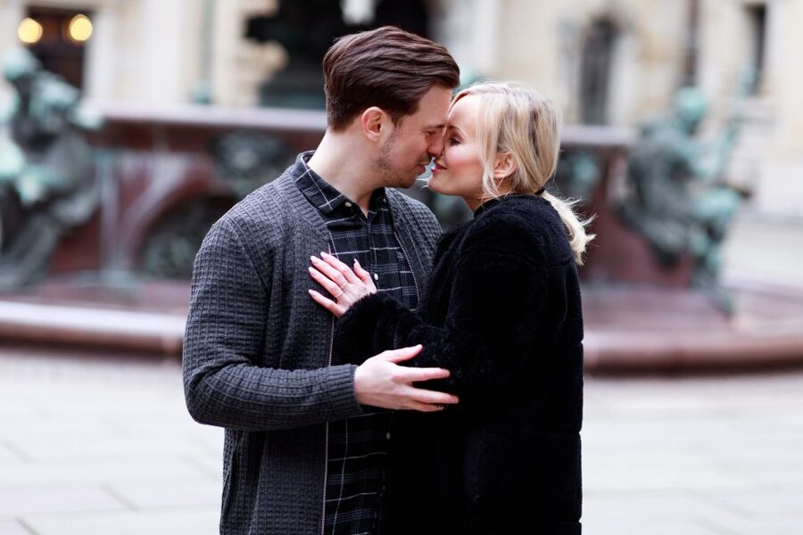 Hamburg: Private Couples' Photoshoot and Walking Tour - Meeting Points in Hamburg: Jungfernstieg vs Beatles-Platz