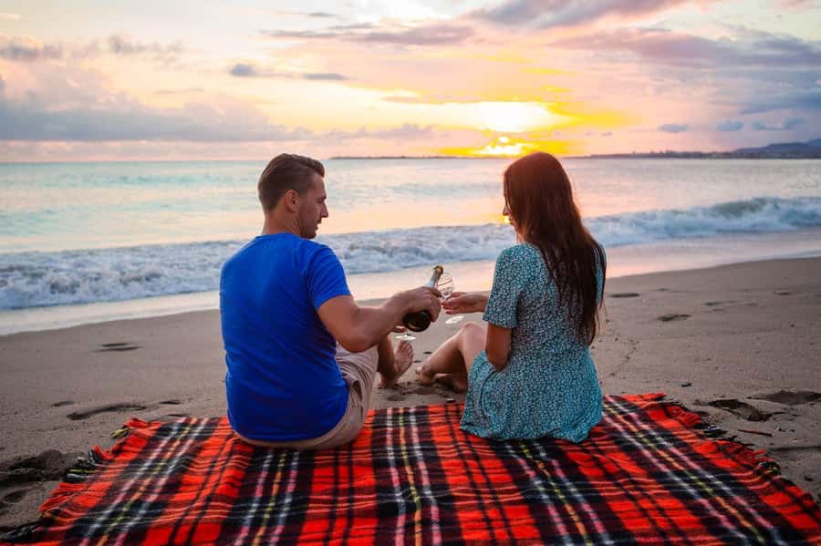 Hurghada: A Romantic Dinner On Islands Proposal Tour - Dinner setup and proposal atmosphere by the water
