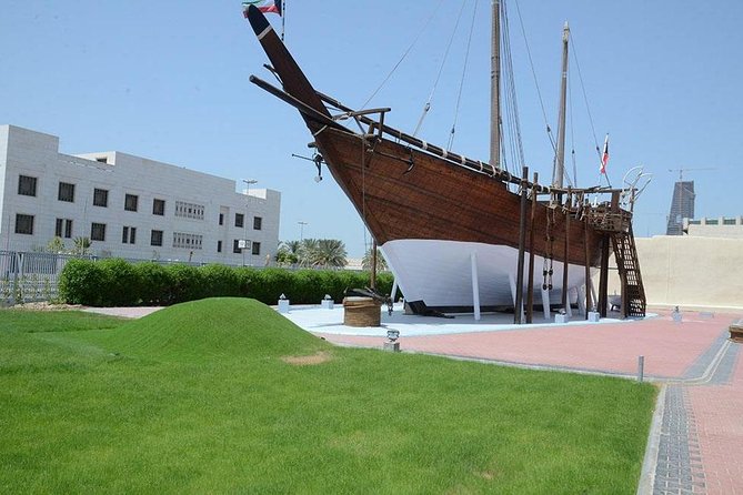 Kuwait City Full Day Private Guided Tour for Couples - Grand Mosque: Kuwait’s main mosque and the scale of official architecture