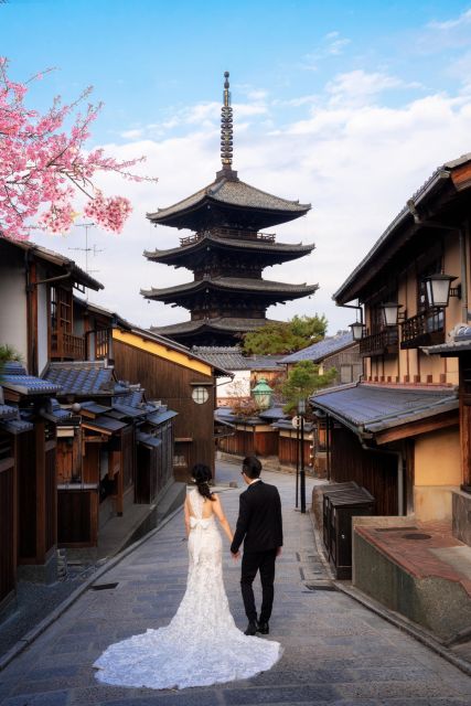 Kyoto: Private romantic photoshoot for couples - A 45-minute Kyoto photoshoot that doesn’t eat your day