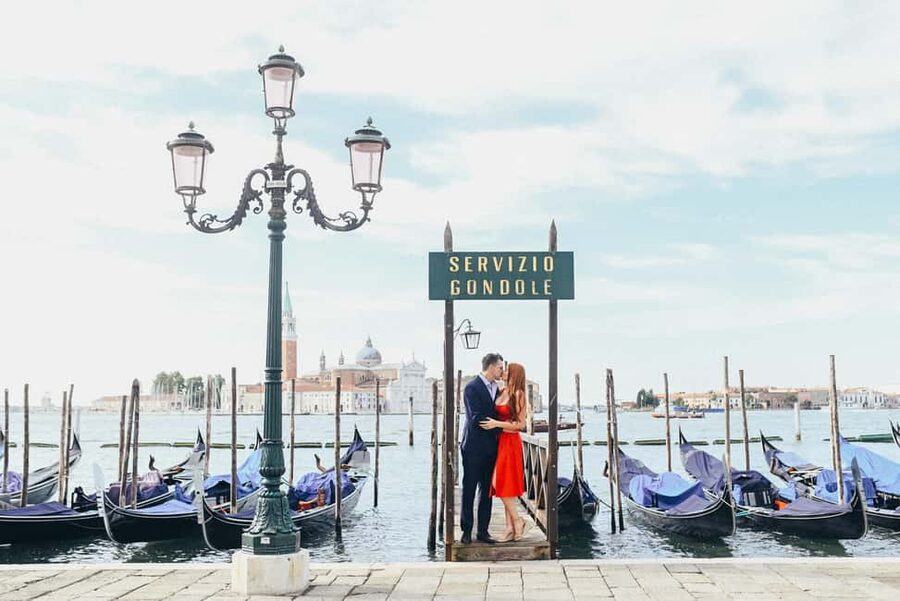 LAND & GONDOLA PHOTOSHOOTING - Piazza San Marco to Teatro La Fenice: From Open Space to Dramatic Faces