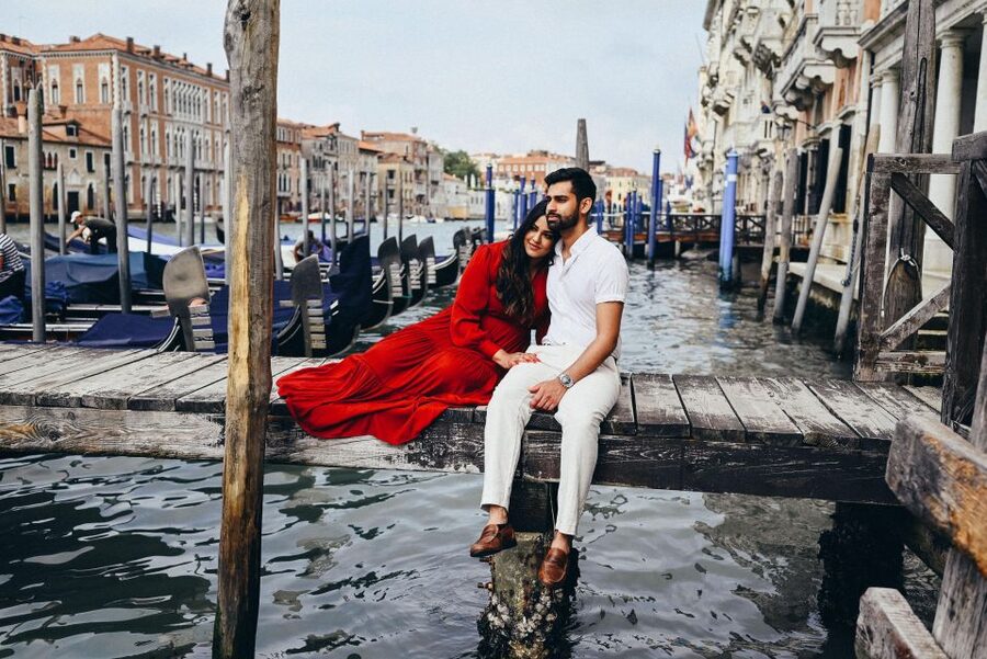 LAND & GONDOLA PHOTOSHOOTING - Rialto Gondola Ride: Real Movement for Real Couple Photos