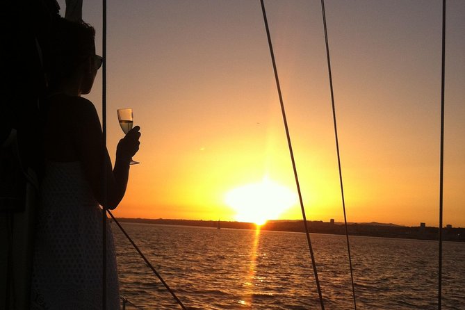Lisbon Private Romantic 2h Cruise with sparkling wine-Day/Sunset - What a 2-hour Lisbon sunset cruise really gives you