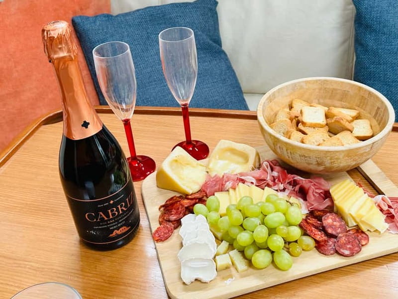 Lisbon: Romantic Cruise with Wine & Portuguese Tapas - Key things that make this Lisbon sunset cruise work