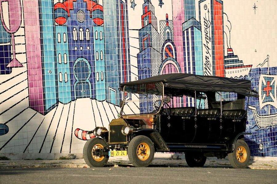 Lisbon: Vintage vehicle replica Romantic Private Tour - São Pedro de Alcântara viewpoint: a high-impact photo stop