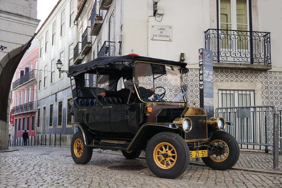 Lisbon: Vintage vehicle replica Romantic Private Tour - Price and value for a private group up to four