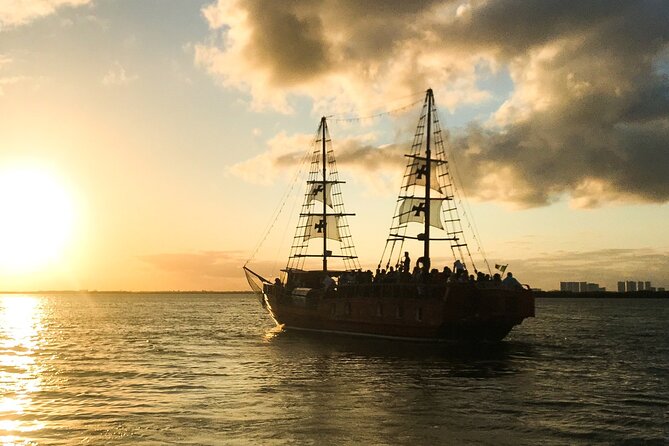 Live a Romantic Night Cruise Dinner at COLUMBUS (open bar included) - Dinner on the water: lobster, steak, surf and turf, plus vegetarian