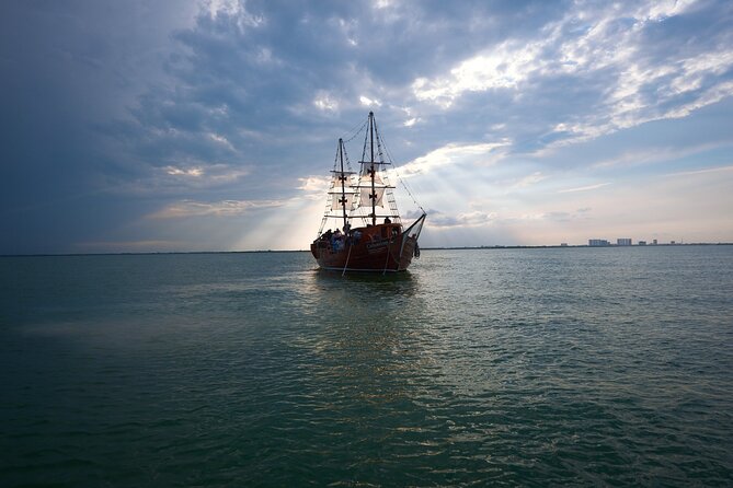 Live a Romantic Night Cruise Dinner at COLUMBUS (open bar included) - Who should book this cruise (and who should skip it)