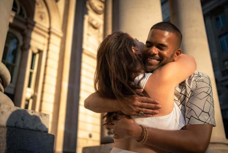 London: Private travel vacation photoshoot -Romantic Special - Getting More Than a Landmark Photo: Pose Help and Personal Style
