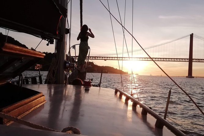 Marriage proposal on a Vintage Sailboat - Under 25 de Abril and past Padrão dos Descobrimentos: the classic Lisbon opener