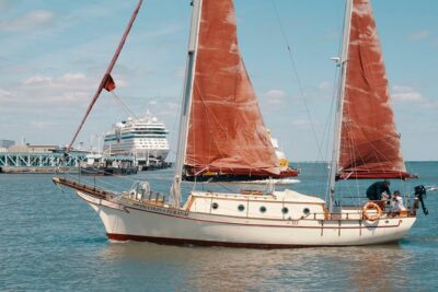 Marriage proposal on a Vintage Sailboat - Santo Amaro Dock to the Tagus: what your first stretch feels like