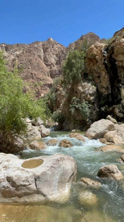Muscat: Wadi Shab, Romantic Cave and Sinkhole Full-day Trip - The Muscat pickup and the road out: air-conditioned ride and an Omani tea pit stop