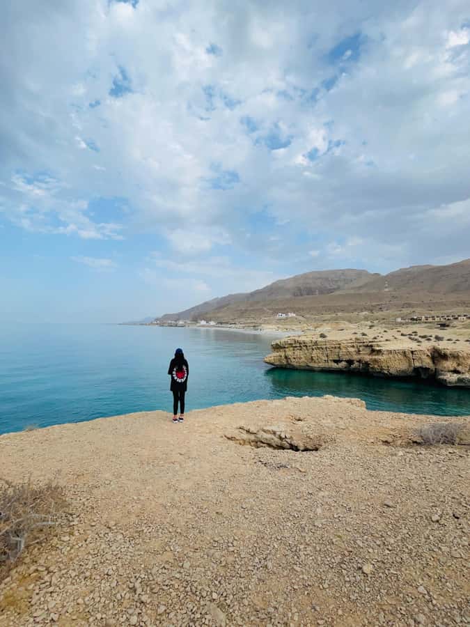 Muscat: Wadi Shab, Romantic Cave and Sinkhole Full-day Trip - Wadi Shab hike: what the canyon walk really feels like