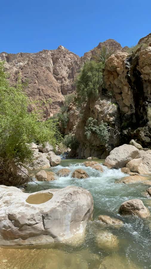 Muscat: Wadi Shab, Romantic Cave and Sinkhole Full-day Trip - The Muscat pickup and the road out: air-conditioned ride and an Omani tea pit stop