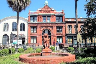 Noble Stroll Couples Outing - The Green-Meldrim House Stop: Gothic Revival in 10 Minutes