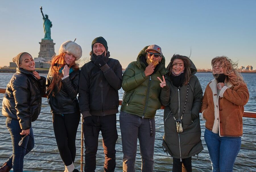 NYC: Romantic Valentine's Day Champagne Cruise - What the 1.5-Hour Cruise Includes (and what costs extra)
