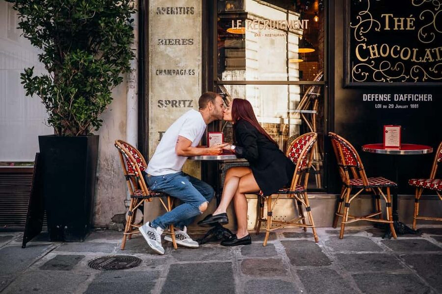 Paris: Private Eiffel Tower Photoshoot for Couples & Family - The Photo Deliverables: 20 Edited Photos in Your Gallery