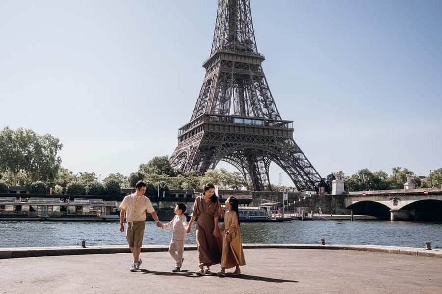 Paris: Private Eiffel Tower Photoshoot for Couples & Family - Price and Value: Is $159 Good for an Eiffel Tower Photoshoot?