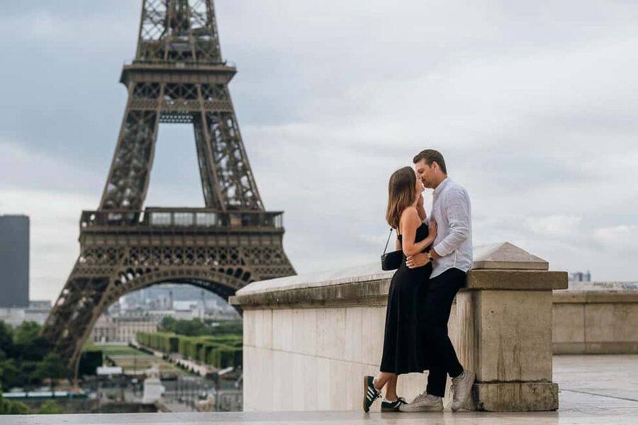 Paris: Private Eiffel Tower Photoshoot for Couples & Family - Meeting at Place du Trocadéro: Fast Find, Easy Start