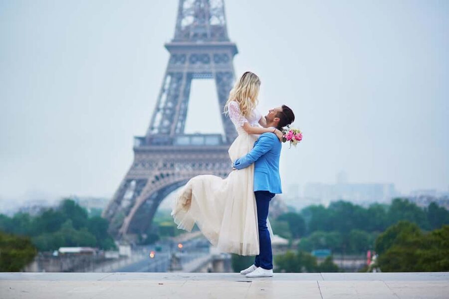 Paris: Romantic Couple Photoshoot (with flower bouquet!) - Key things I’d zero in on before you book
