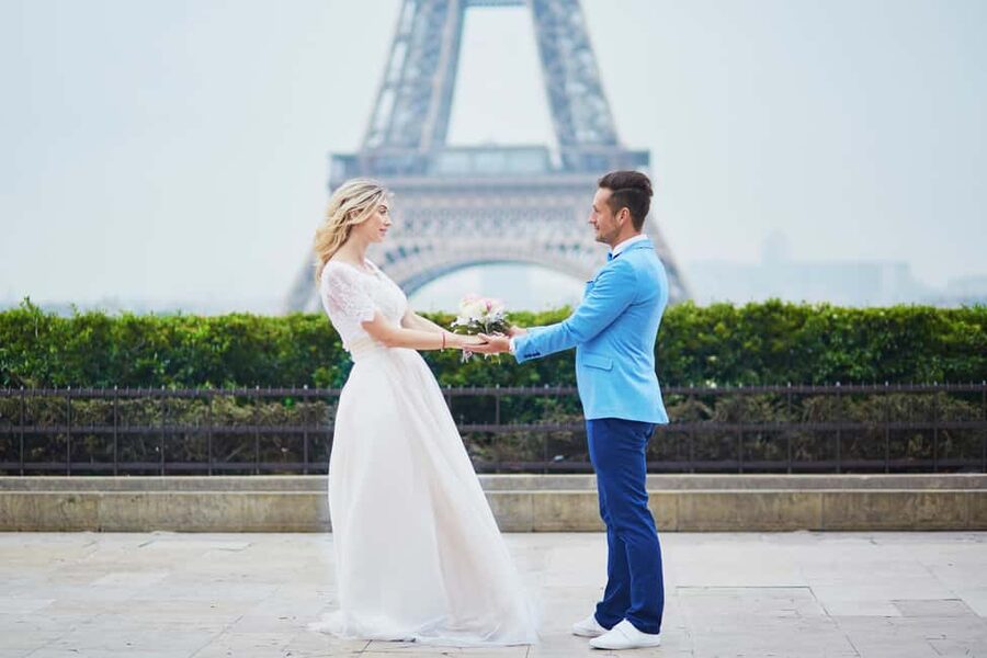 Paris: Romantic Couple Photoshoot (with flower bouquet!) - Should you book? My call