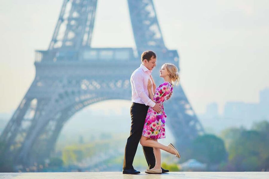 Paris: Romantic Couple Photoshoot (with flower bouquet!) - Why this Eiffel Tower shoot works better than “someone take our picture”